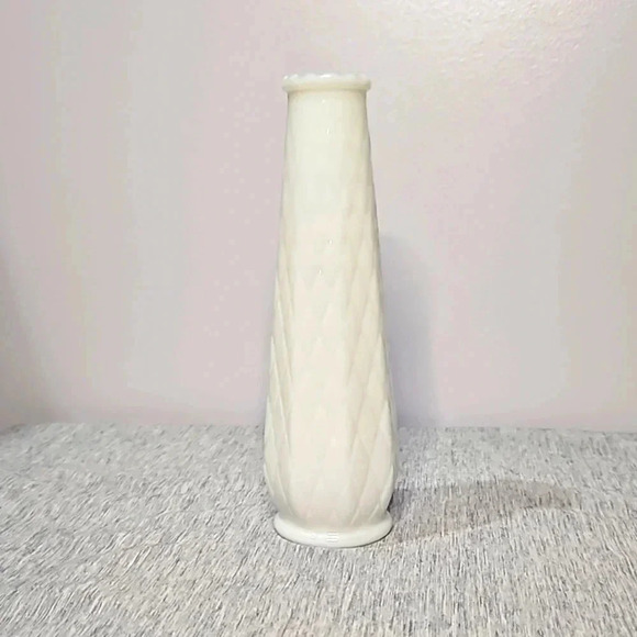 MILK GLASS VASE - Picture 4 of 8